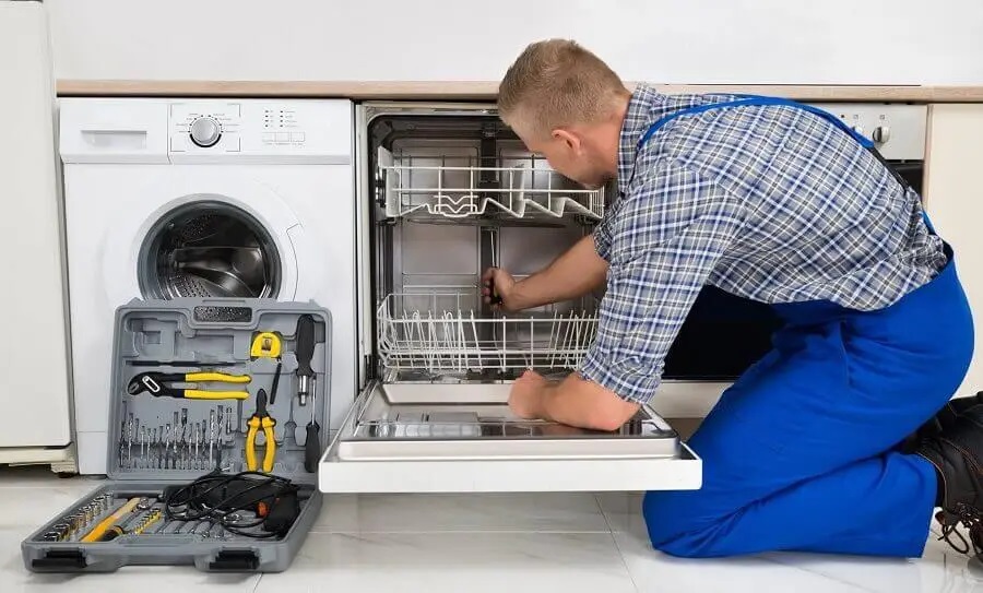 Güdül Protherm servisi teknisyen ekibi beyaz eşya tamiri yaparken